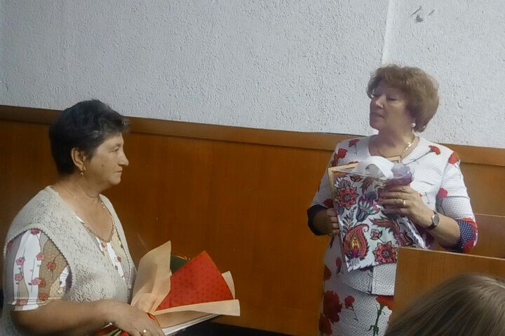 6_Л.Д.Гололобова чествует ветеранов